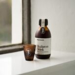 Flasche mit Glas vor Fenster