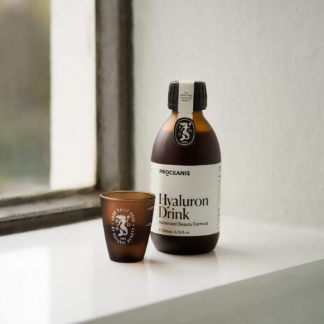 Flasche mit Glas vor Fenster Flasche mit Glas vor Fenster